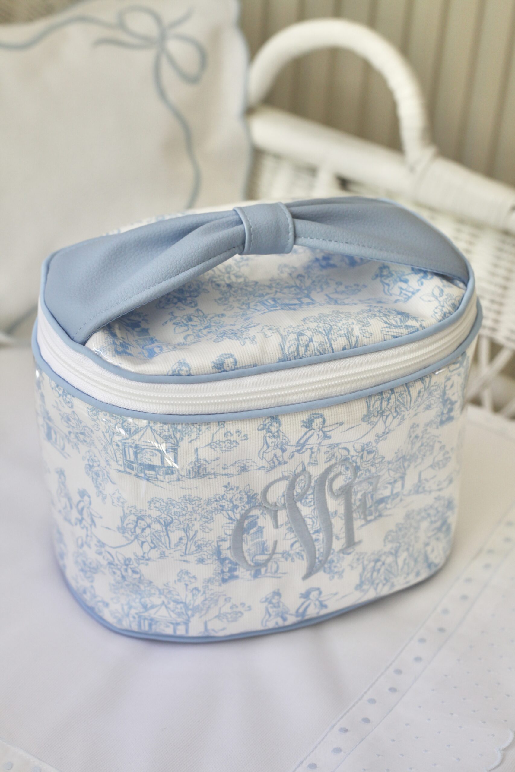 Solia Medium Toiletry - Image 8