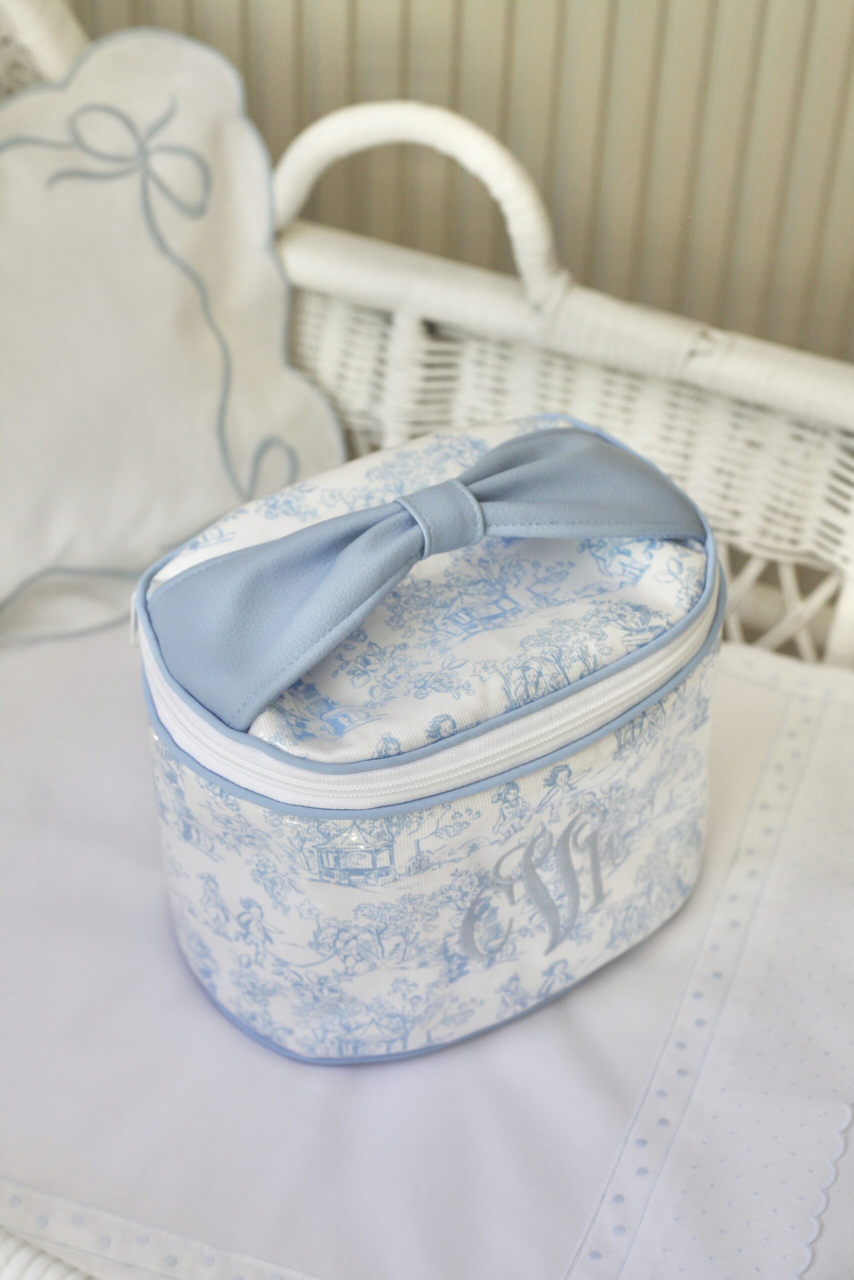 Solia Medium Toiletry - Image 9