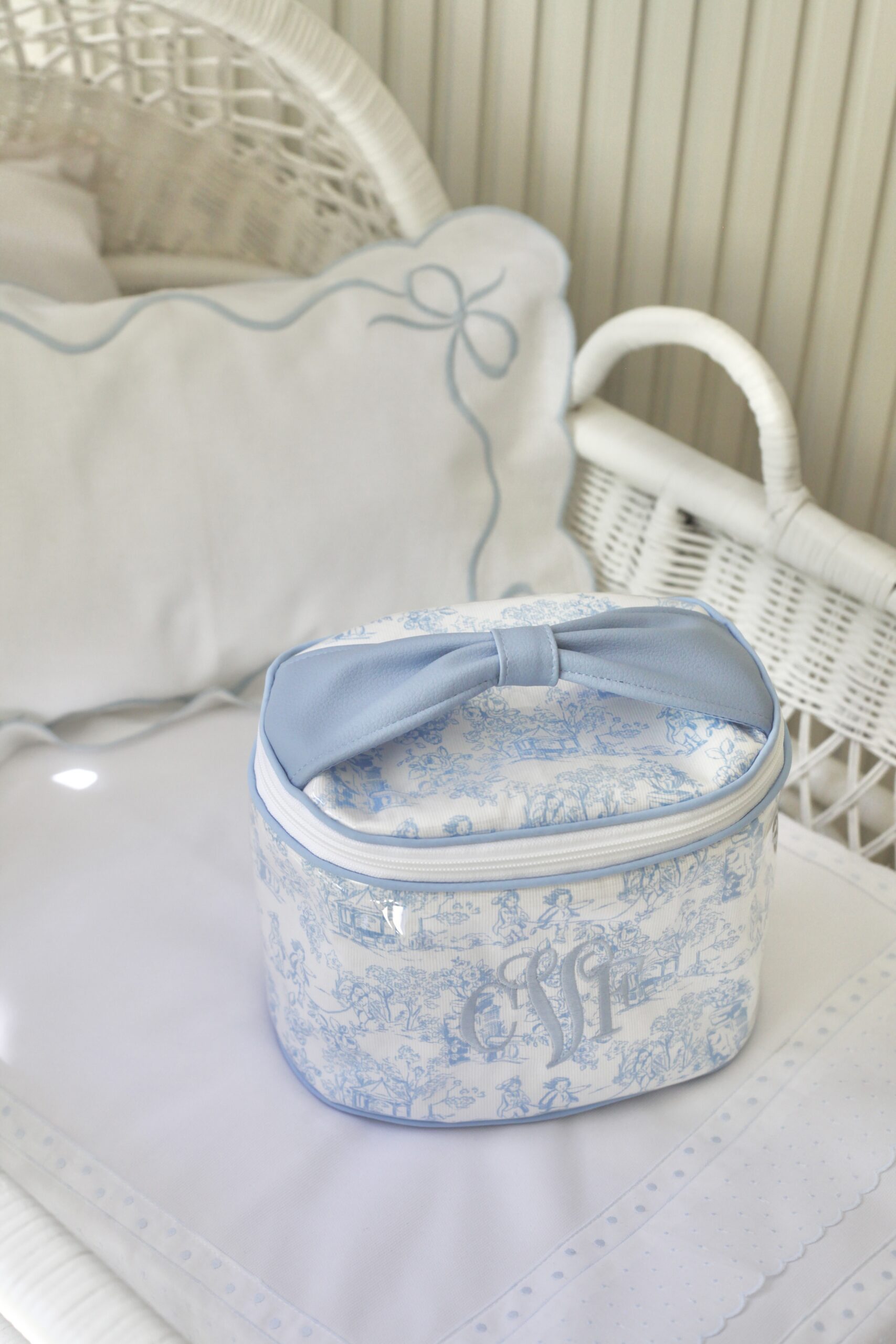 Solia Medium Toiletry - Image 10