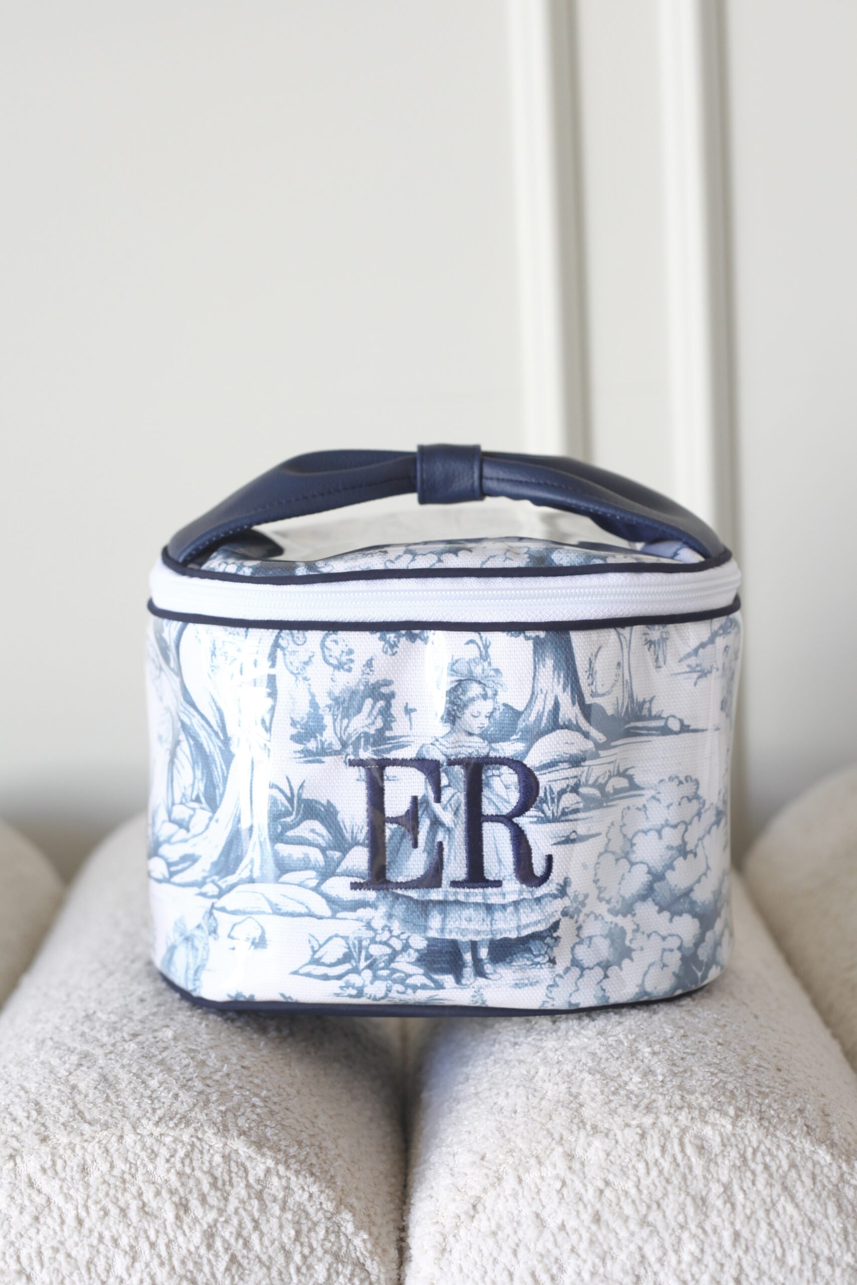 Solia Medium Toiletry - Image 11