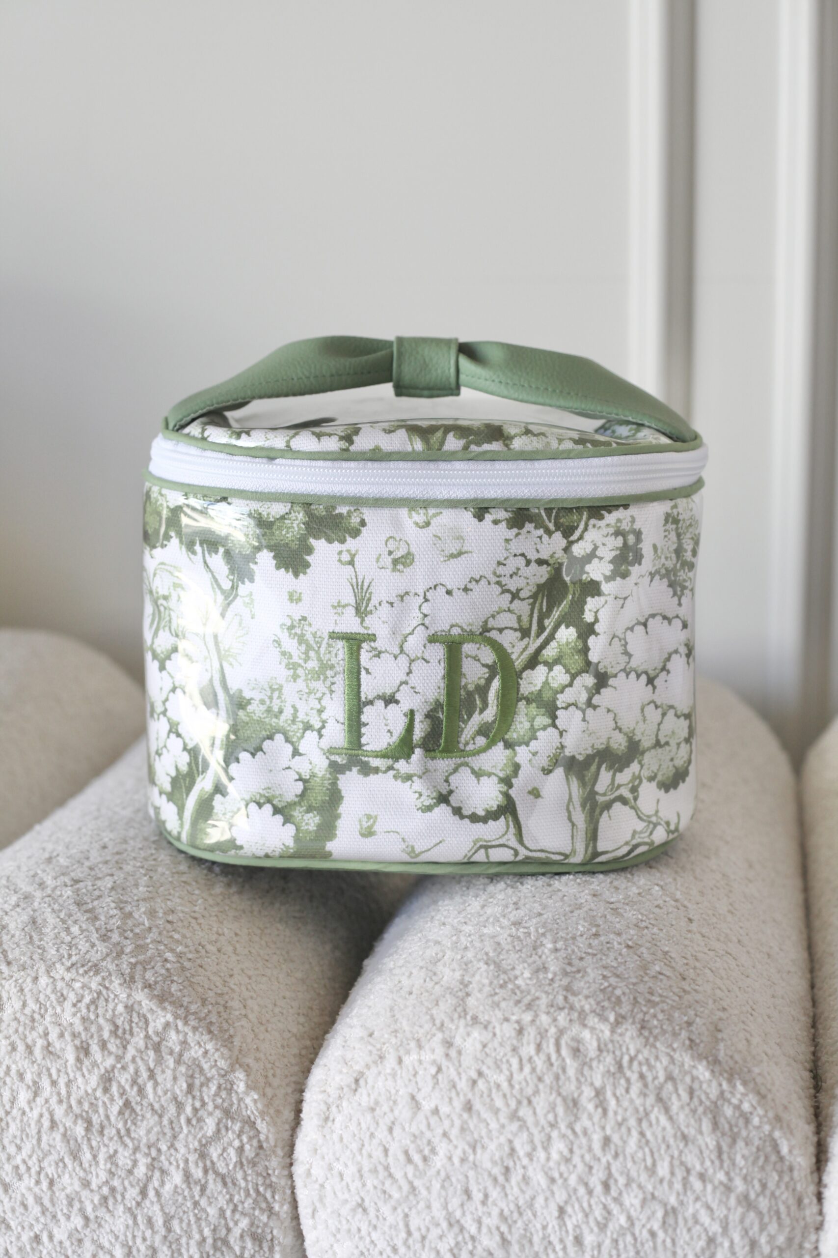 Solia Medium Toiletry - Image 12