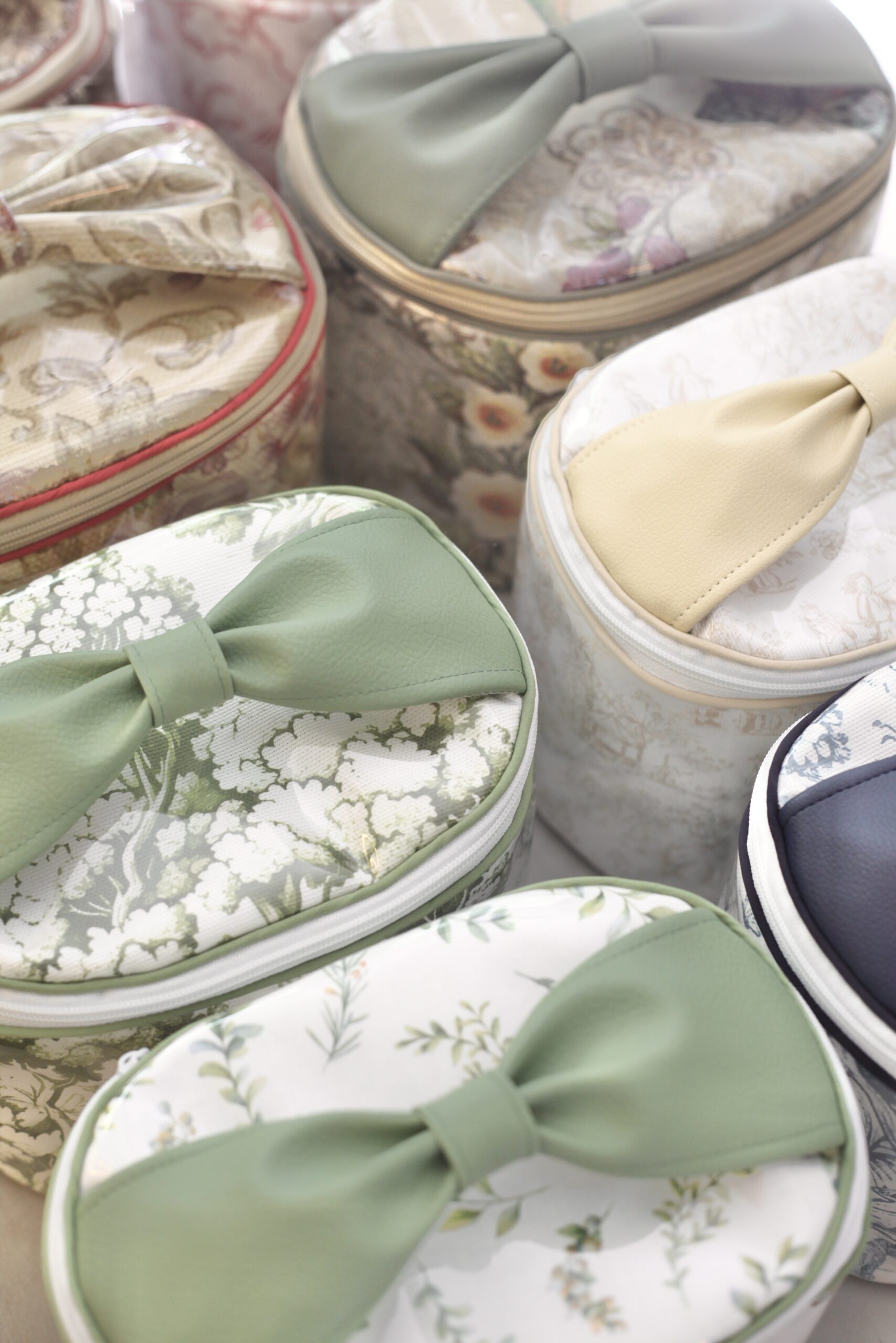 Solia Medium Toiletry - Image 15