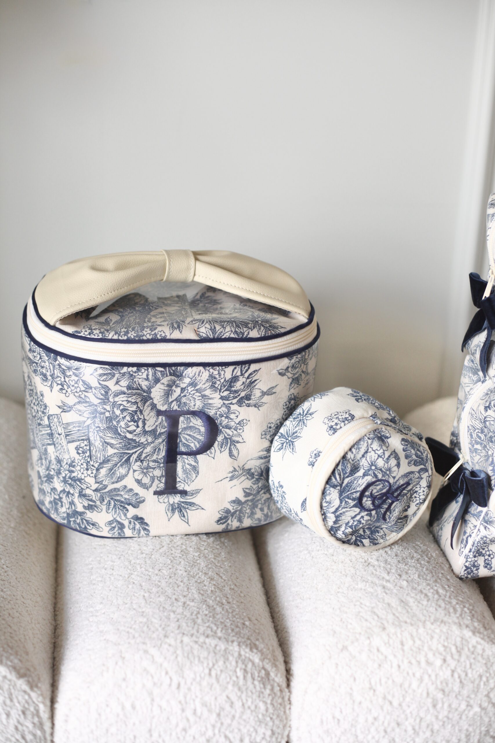 Solia Medium Toiletry - Image 19