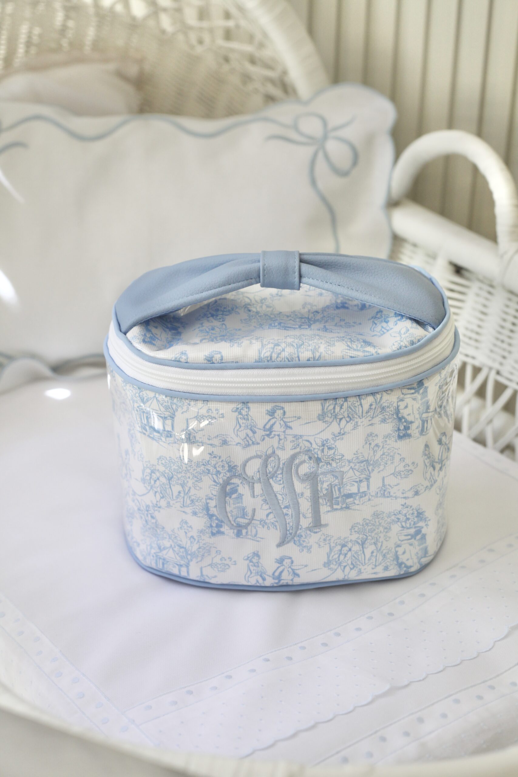 Solia Medium Toiletry - Image 17